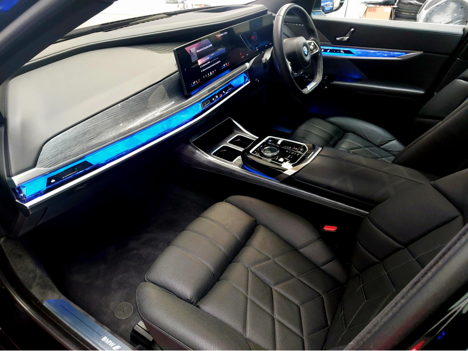 2023 BMW i7 - image 12