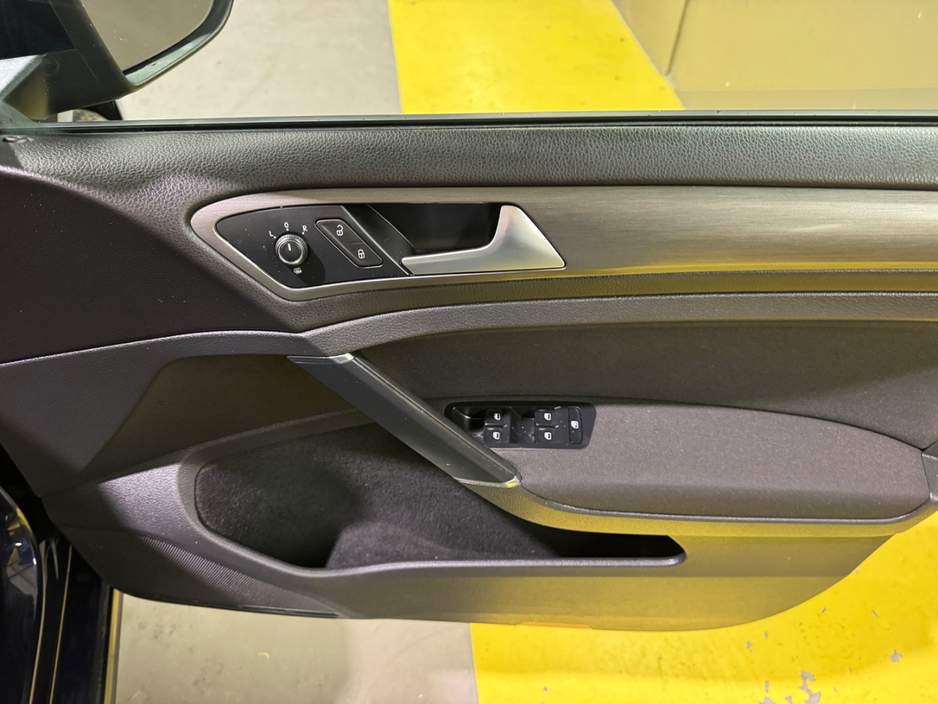 2013 Volkswagen Golf - image 28