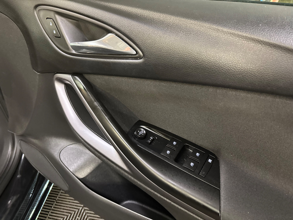 2017 Opel Astra - image 11