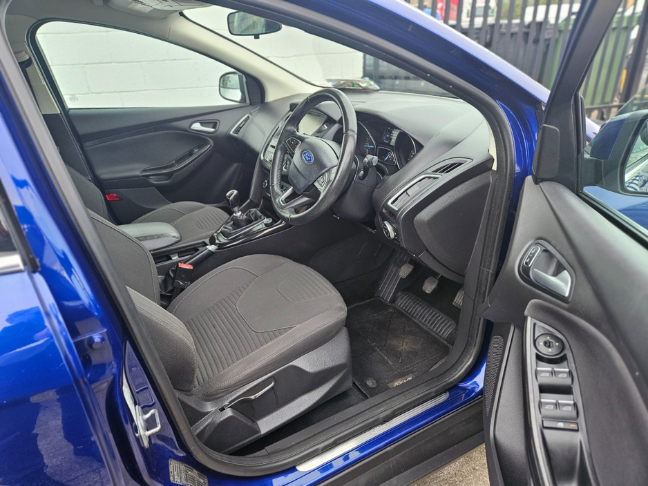 2016 Ford Focus - image 15