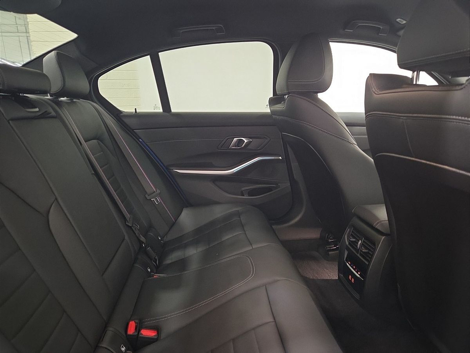 2024 BMW 3 Series - image 22