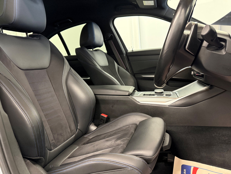 2022 BMW 3 Series - image 12