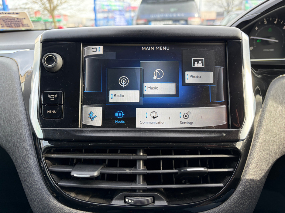 2014 Peugeot 208 - image 11