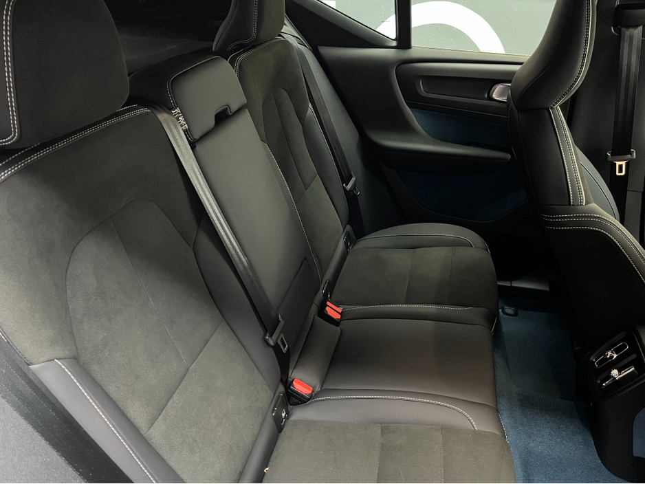 2023 Volvo XC40 - image 16