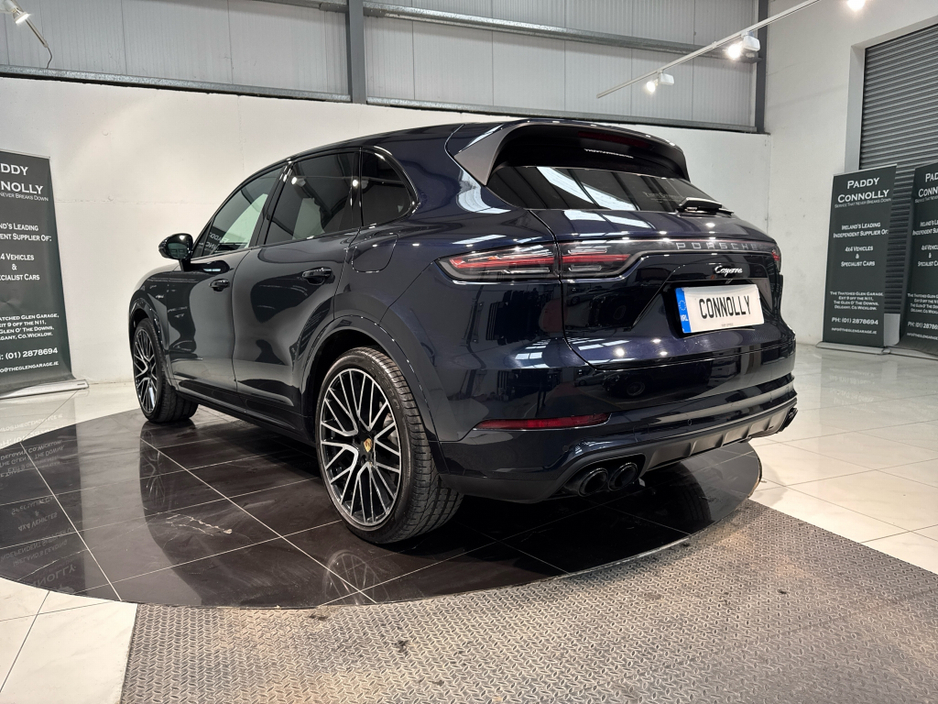 2022 Porsche Cayenne - image 8