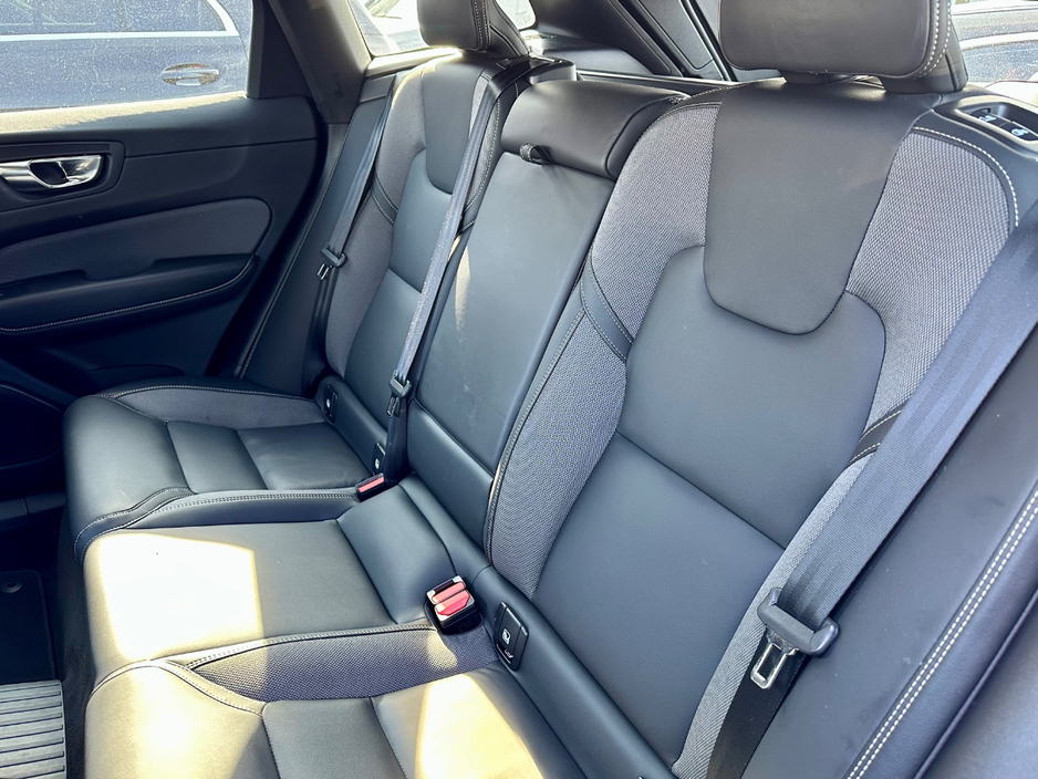 2025 Volvo XC60 - image 9