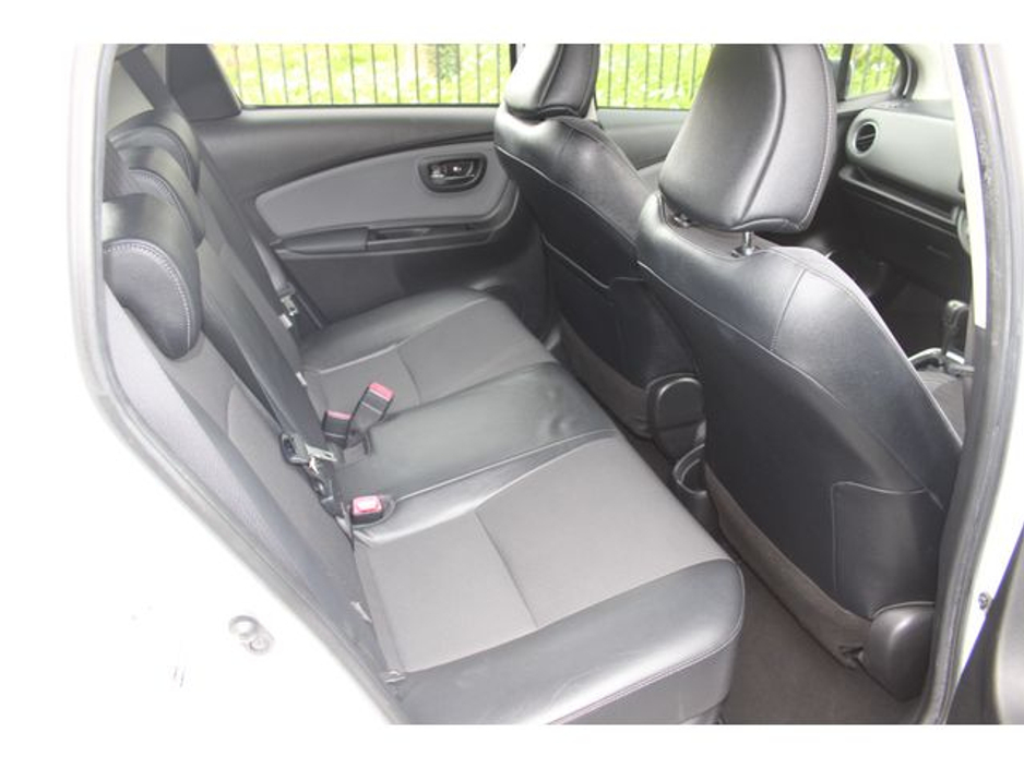 2016 Toyota Yaris - image 8