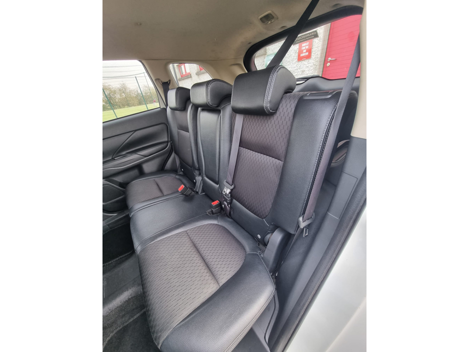 2015 Mitsubishi Outlander - image 27