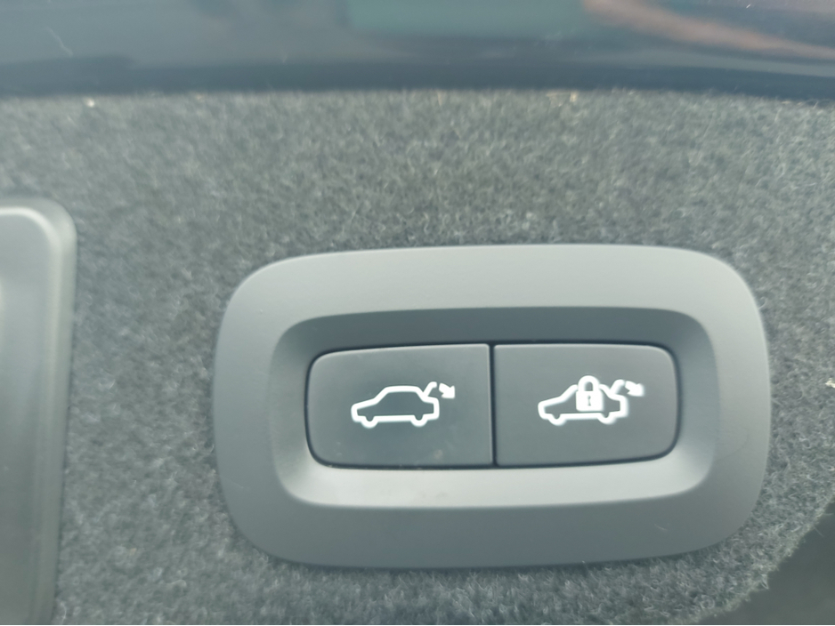 2021 Volvo S90 D4 MOMENTUM AT 4DR AUTO €34,950