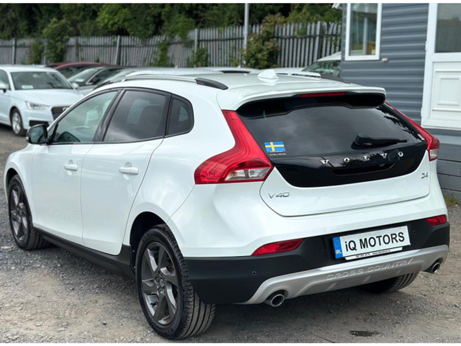 2015 Volvo V40 Cross Country - image 12