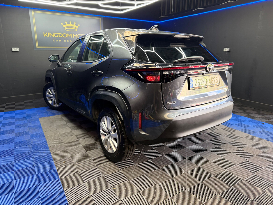 2025 Toyota Yaris Cross - image 10