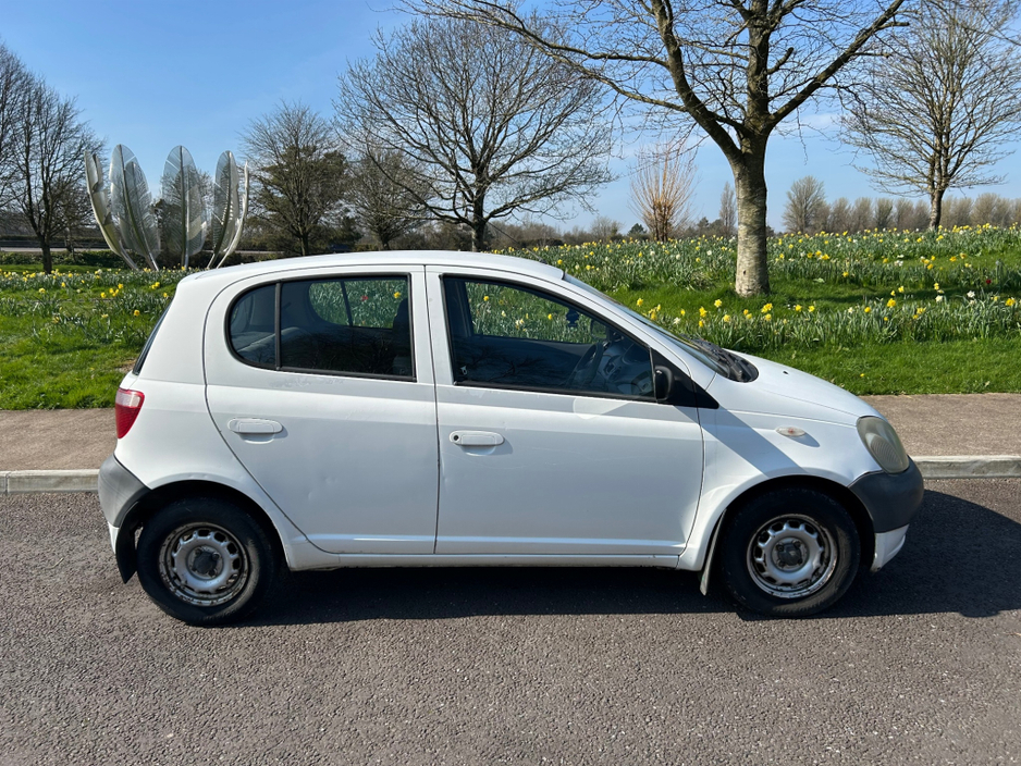 1999 Toyota Yaris - image 3