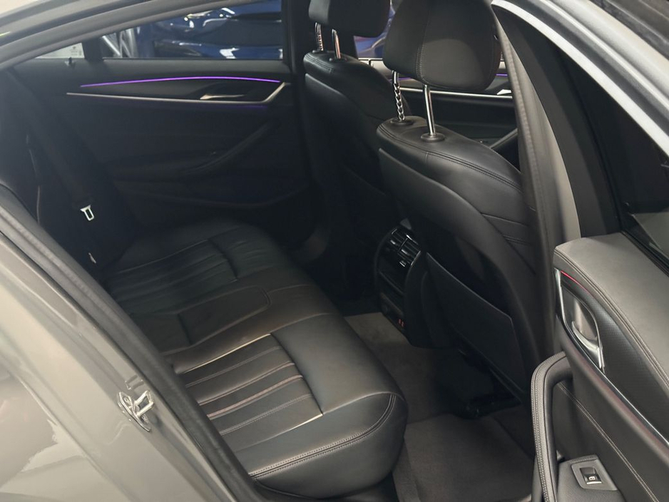 2020 BMW 5 Series - image 20