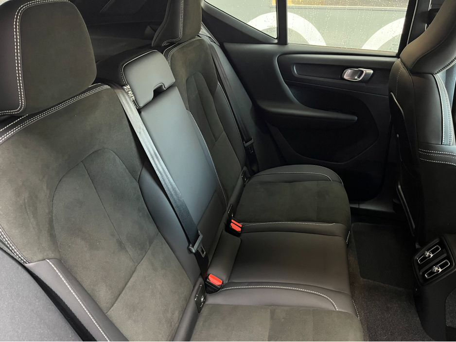 2023 Volvo XC40 - image 14