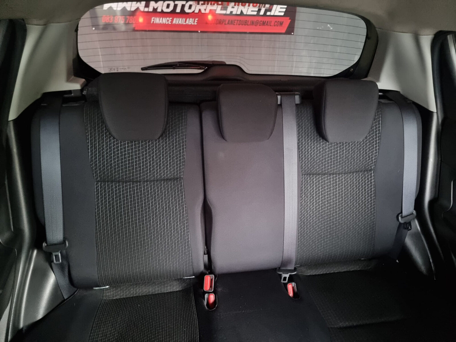 2014 Suzuki Swift - image 12