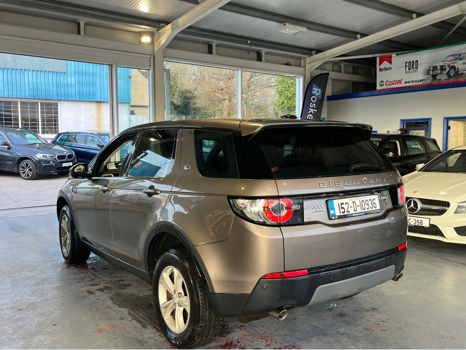 2015 Land Rover Discovery - image 8