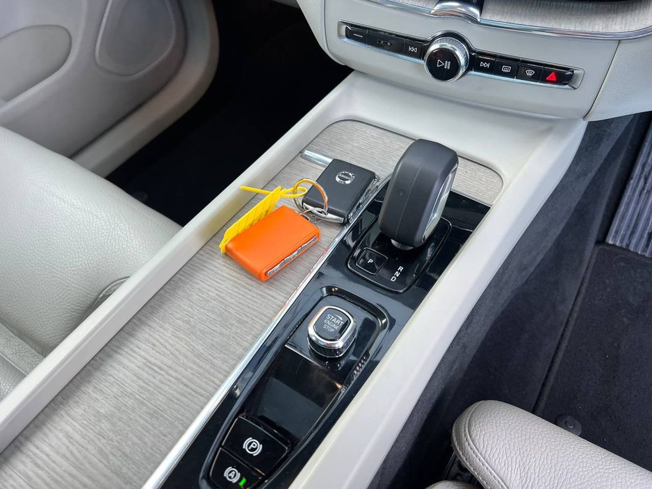 2023 Volvo XC60 T6 PLUS DARK AWD 2.0 * HUGE SPEC * // OPENING PAN ROOF // 360 PARKING CAMERAS // APPLE CARPLAY/ANDROID AUTO €38,900