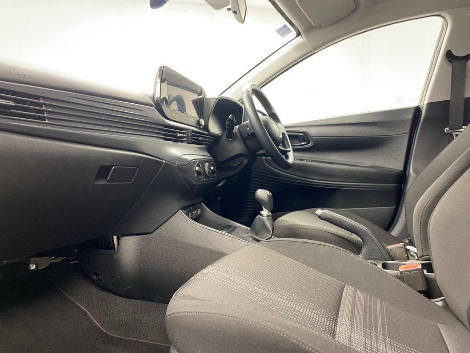 2025 Hyundai i20 - image 2