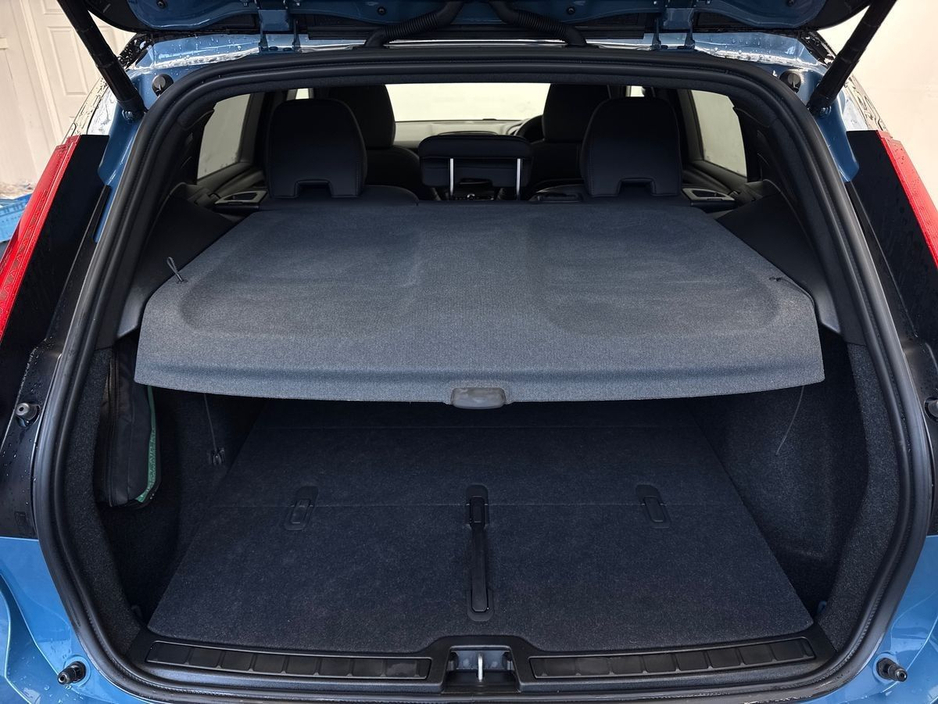 2023 Volvo XC40 - image 9