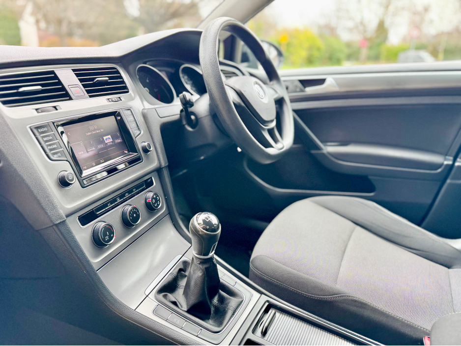 2015 Volkswagen Golf - image 16