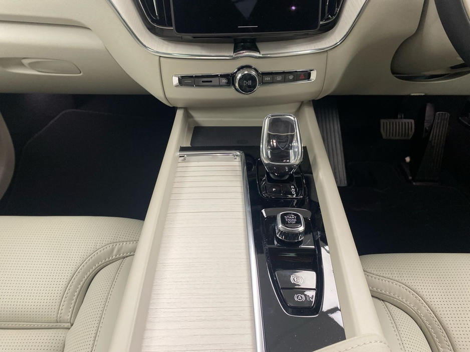 2026 Volvo XC60 - image 12