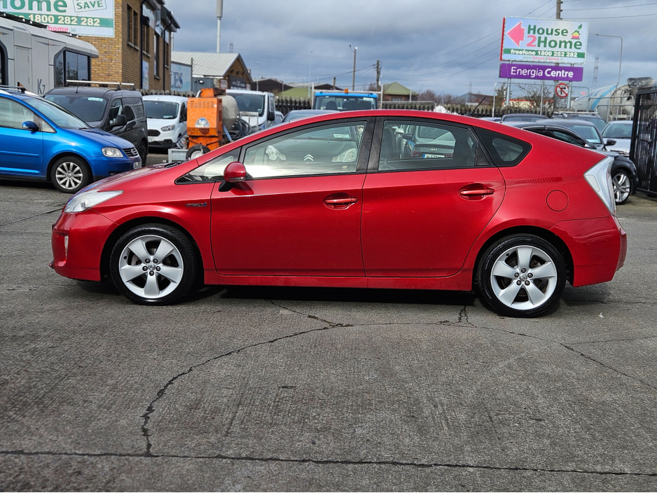 2014 Toyota Prius - image 2