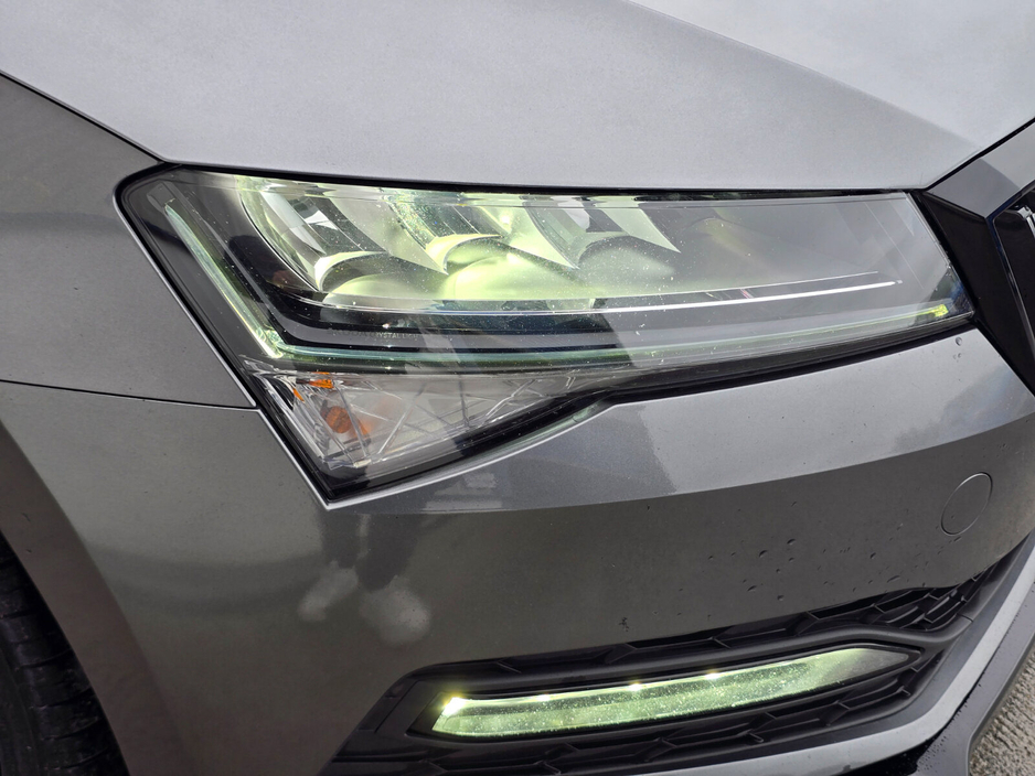 2022 Skoda Superb - image 12