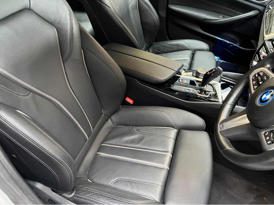 2022 BMW 5 Series - image 12