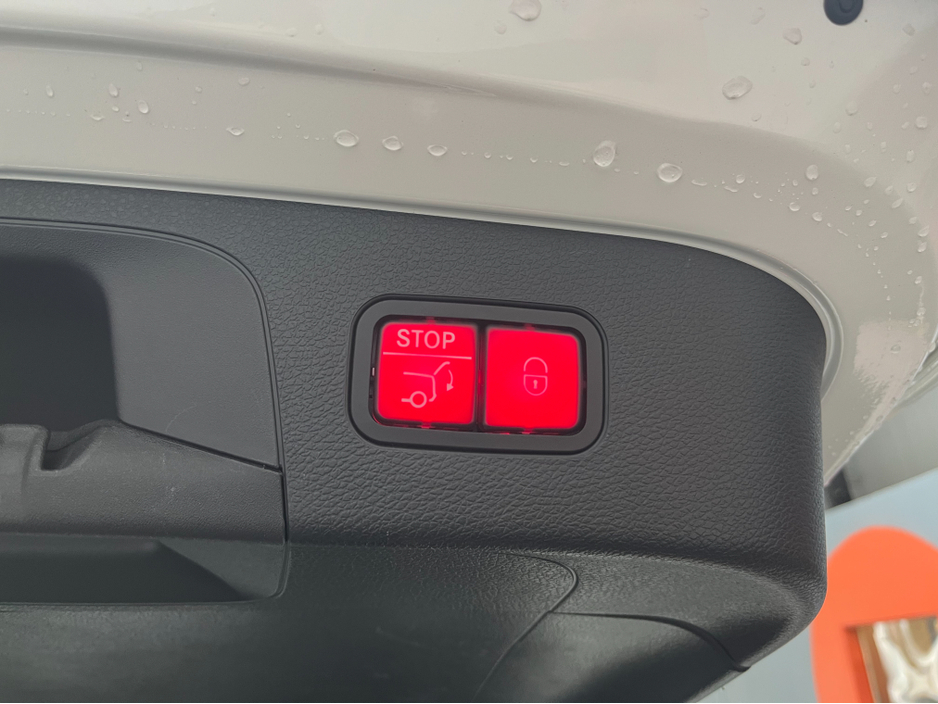 2021 Mercedes-Benz EQC - image 8