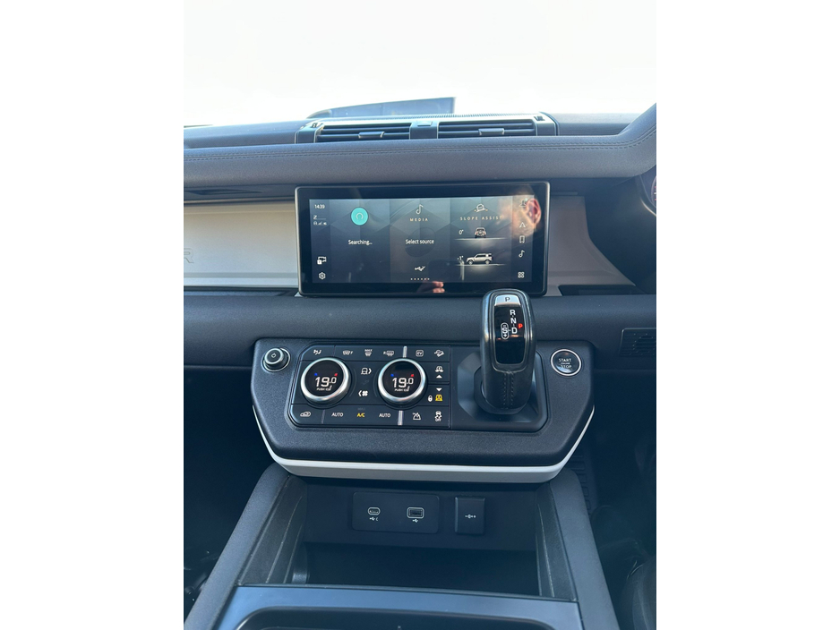 2022 Land Rover Defender - image 28