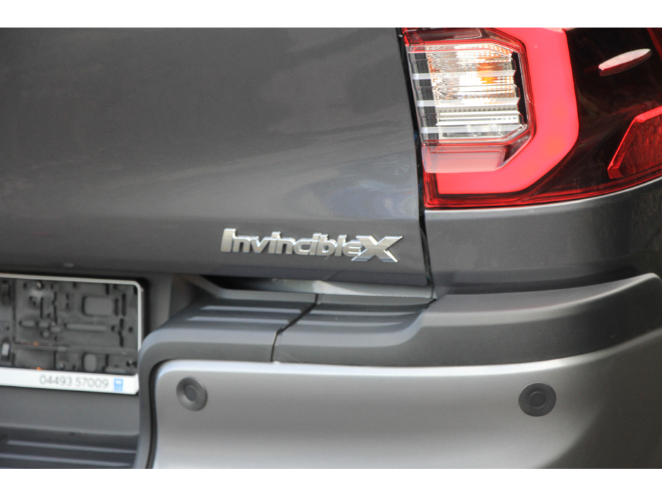 2025 Toyota Hilux Invincible X * Roll cover and bars inc €66,358