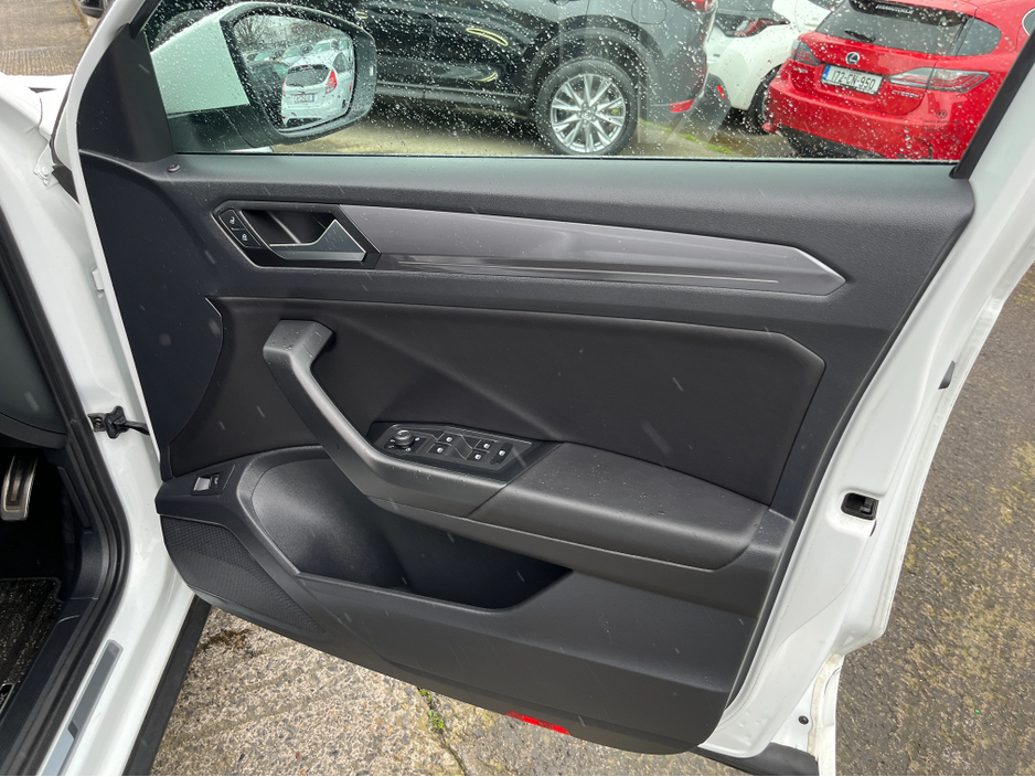 2020 Volkswagen T-Roc - image 13