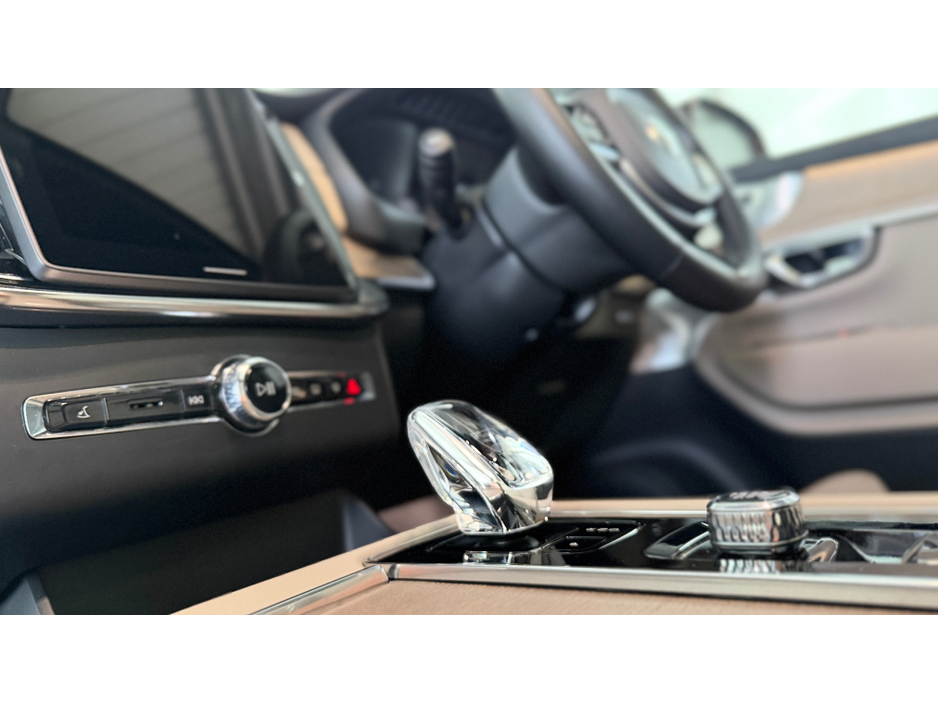 2025 Volvo XC90 - image 13