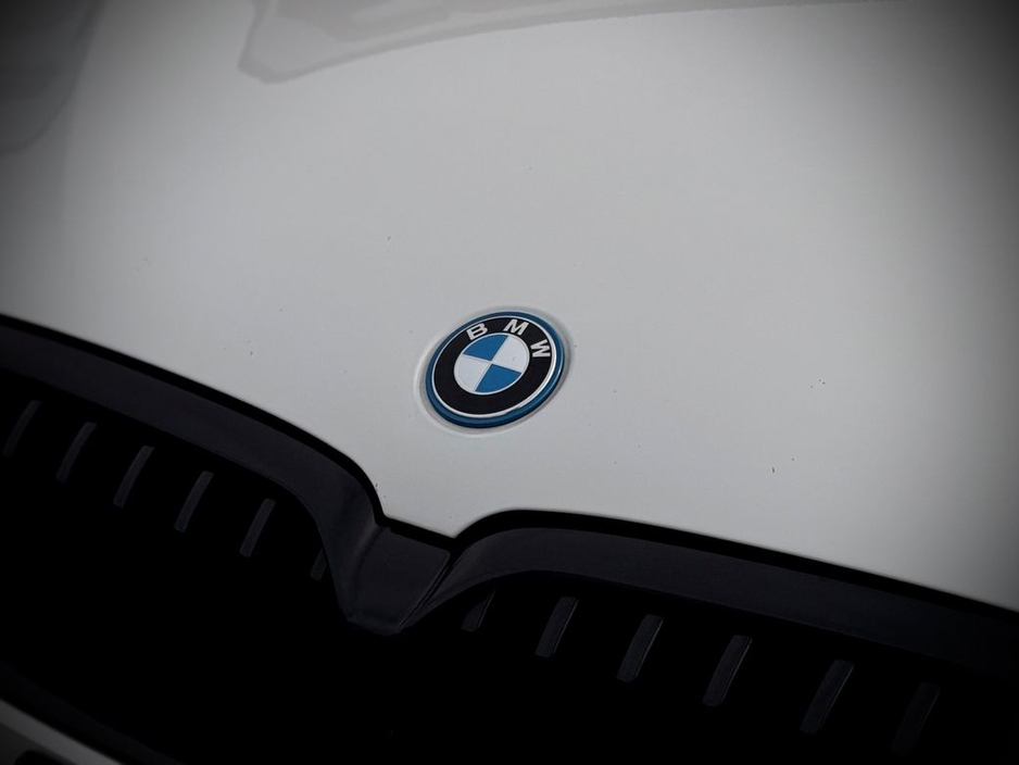 2023 BMW 5 Series - image 22