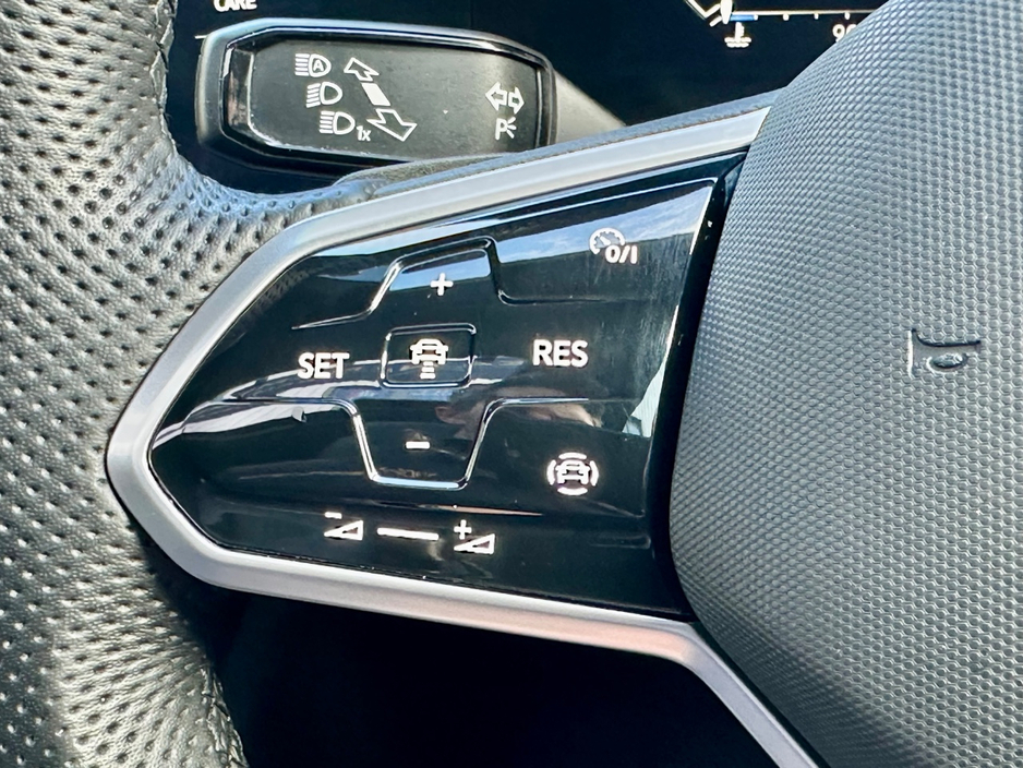 2023 Volkswagen Touareg - image 17