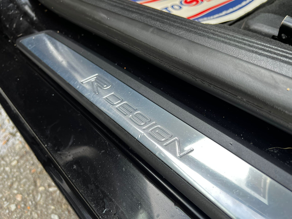 2017 Volvo V40 - image 15