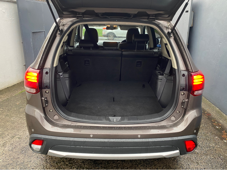 2016 Mitsubishi Outlander 2.3 DSL  4WD 6 SPEED 7 SEATER  TINY  KMS  FULL  SERVICE HISTORY €15,950