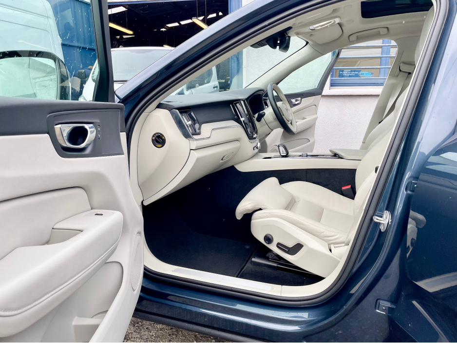 2023 Volvo XC60 - image 32