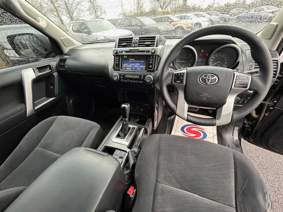 2016 Toyota Landcruiser - image 14