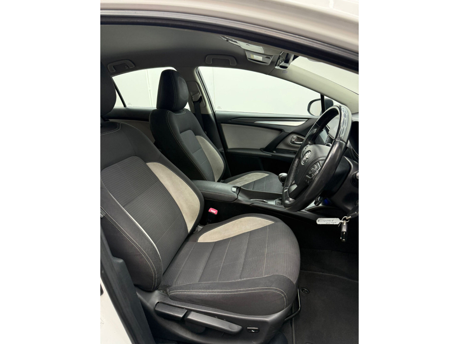 2015 Toyota Avensis - image 8