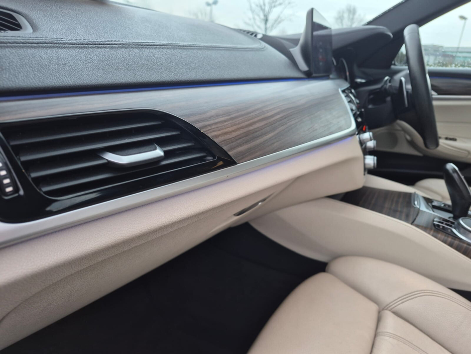 2017 BMW 5 Series - image 19