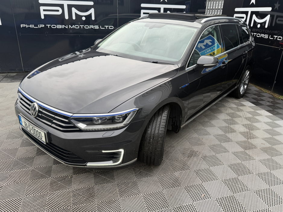 2018 Volkswagen Passat - image 5