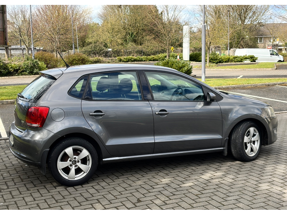 2010 Volkswagen Polo - image 2