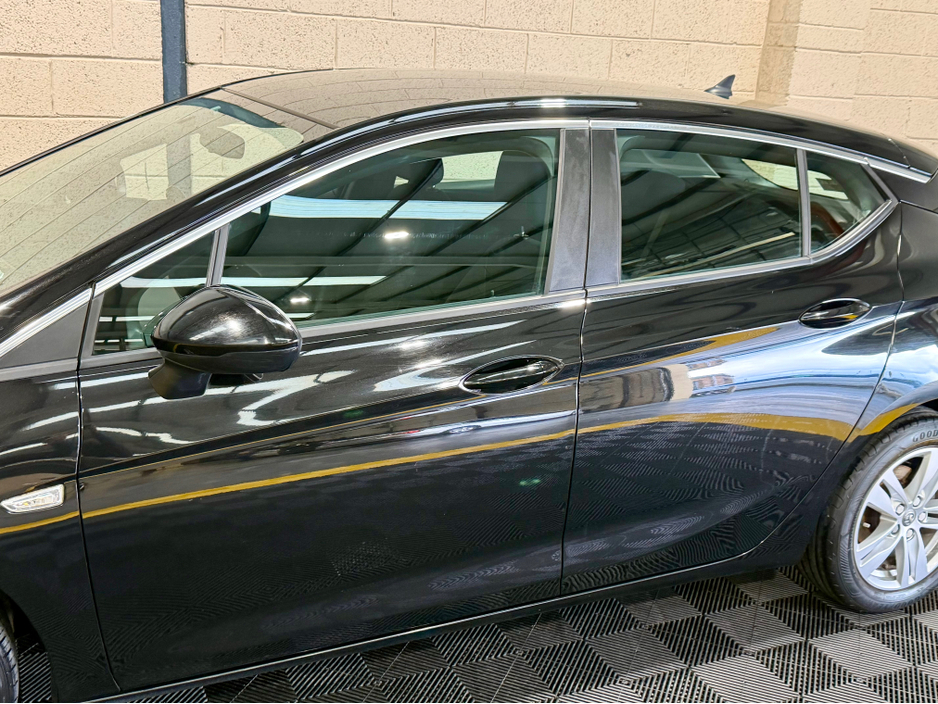 2017 Opel Astra - image 19