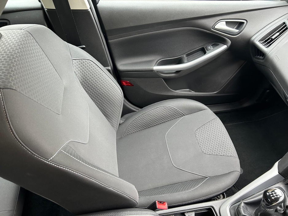 2016 Ford Focus - image 17