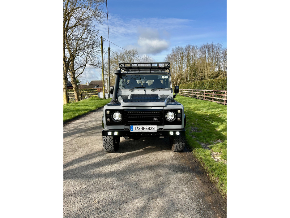 2017 Land Rover Defender - image 3