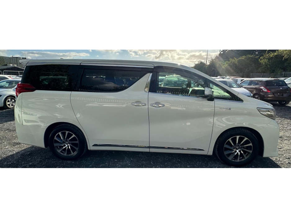 2015 Toyota Alphard - image 4