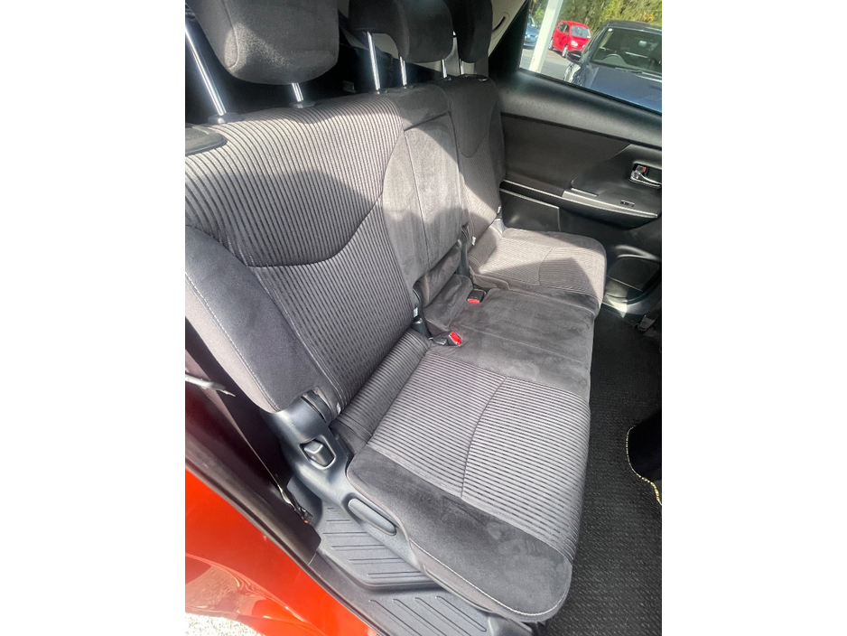 2014 Toyota Prius Alpha - image 11