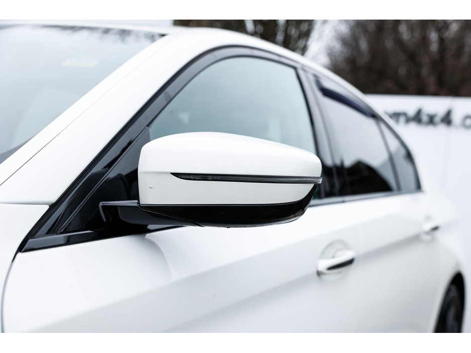 2017 BMW 5 Series - image 16