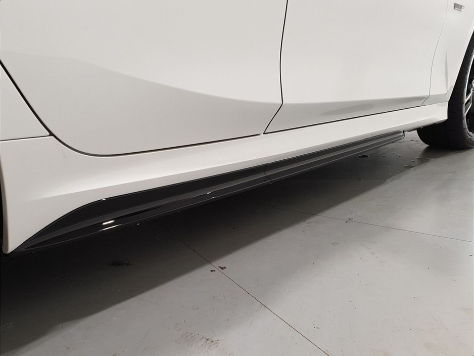 2023 BMW 3 Series - image 29